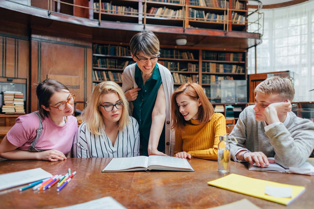 How to Be a Good Team Player at Work: 10 Tips