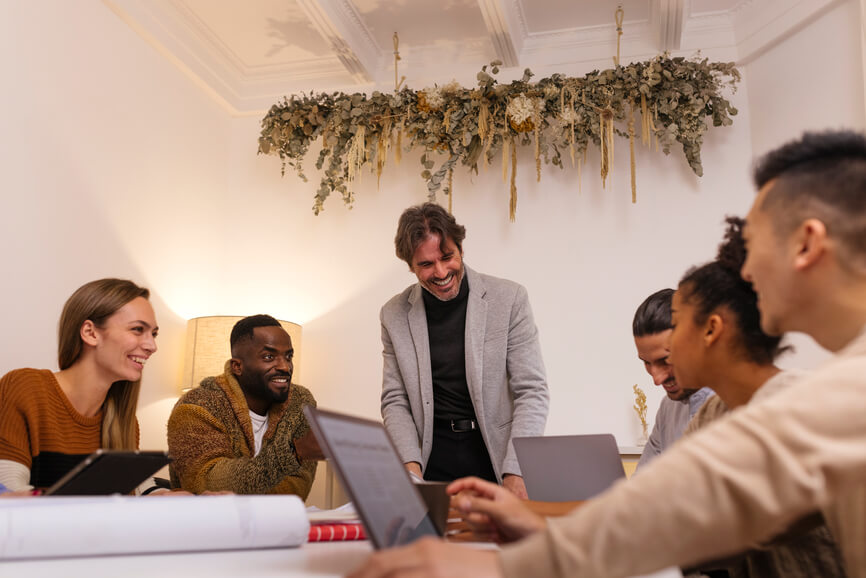 leader-discussing-project-with-team-management-styles