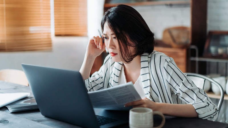 compensation-ranges-woman-on-laptop-with-finances