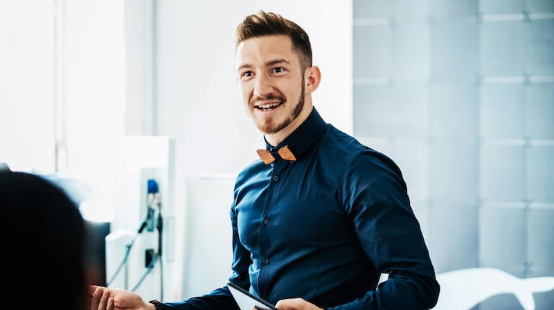 how-to-tell-your-boss-youre-quitting-man-standing-up-talking