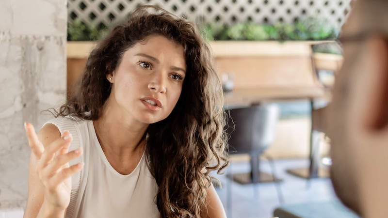 how-to-tell-your-boss-youre-quitting-woman-talking-to-man