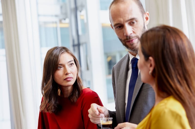 homme-et-femme-à l’écoute-d’une-femme-d’affaires-types-d’écoute]