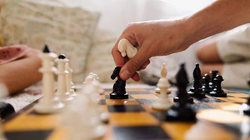 all-or-nothing-thinking-two-people-playing-chess