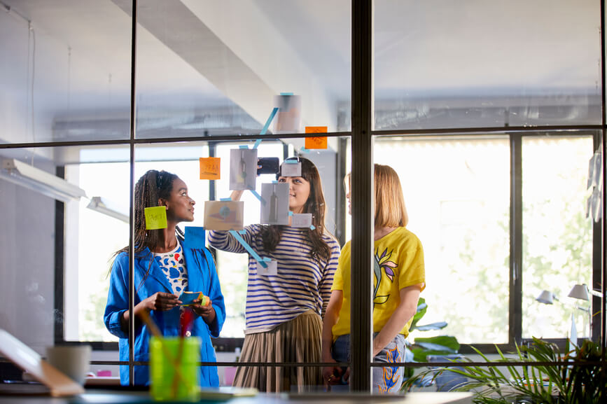 manager-showing-kanban-stickers-to-employees-efficiency-vs-effectiveness