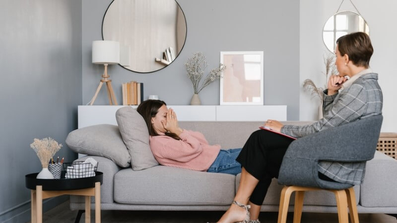 grief-therapy-therapist-talks-to-person-on-couch