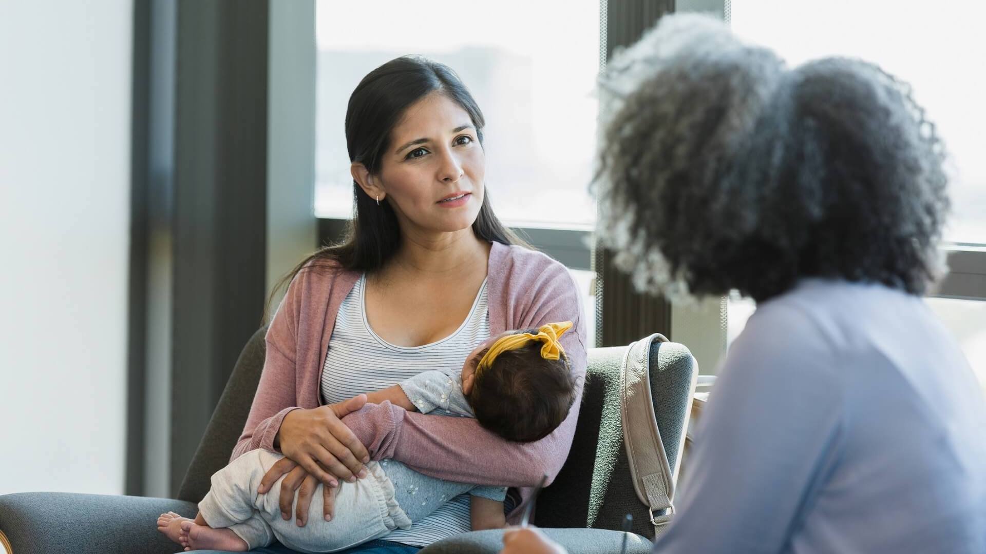 how-to-deal-with-postpartum-depression-mom-talking-to-therapist