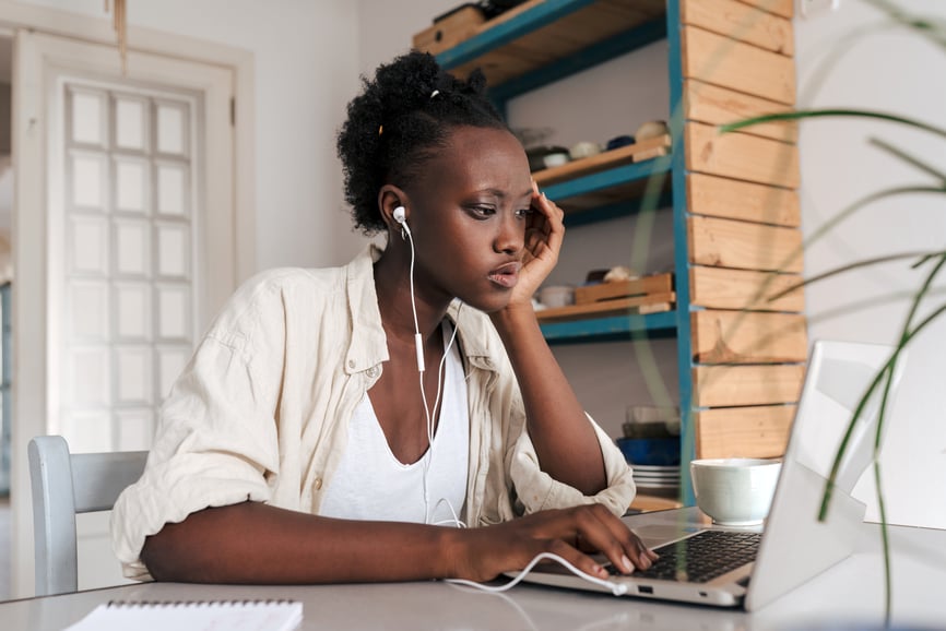 woman-learning-on-a-computer-leadership-qualities