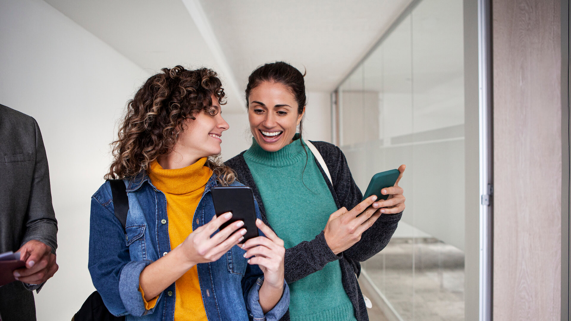 marraige-and-money-couple-looking-at-budget-app