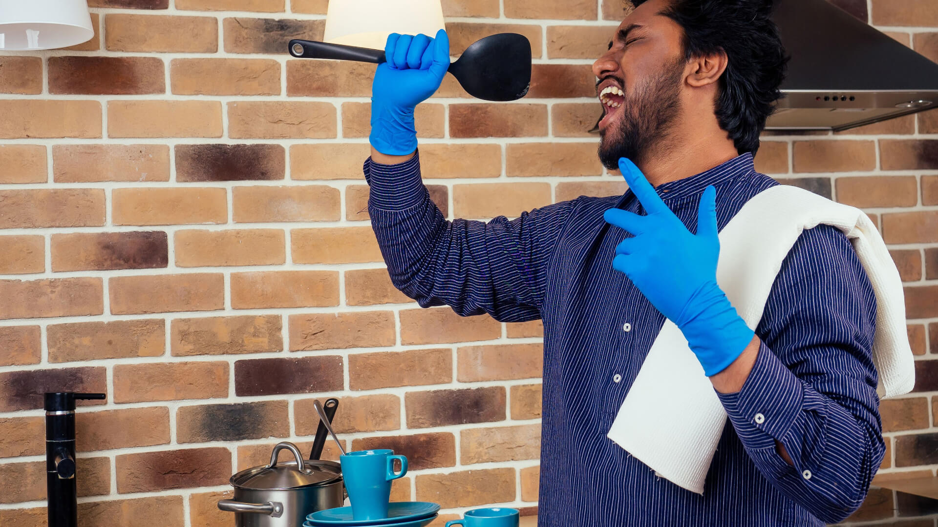 multitasking-person-singing-while-doing-dishes