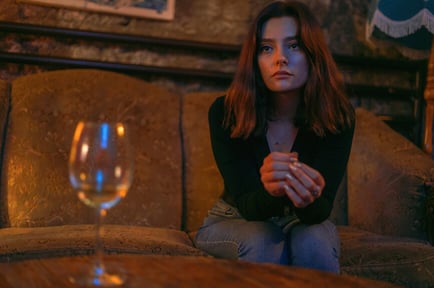 sombre-girl-sitting-on-couch-alone-red-flags-in-a-relationship
