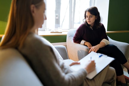 woman-talking-to-a-psychologist-red-flags-in-a-relationship