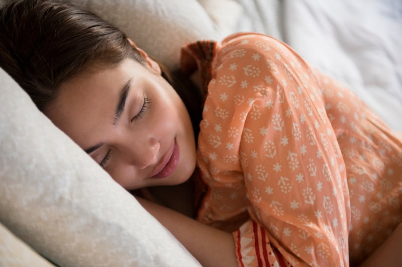 smiling-sleeping-woman-in-deep-sleep-sleep-trackers