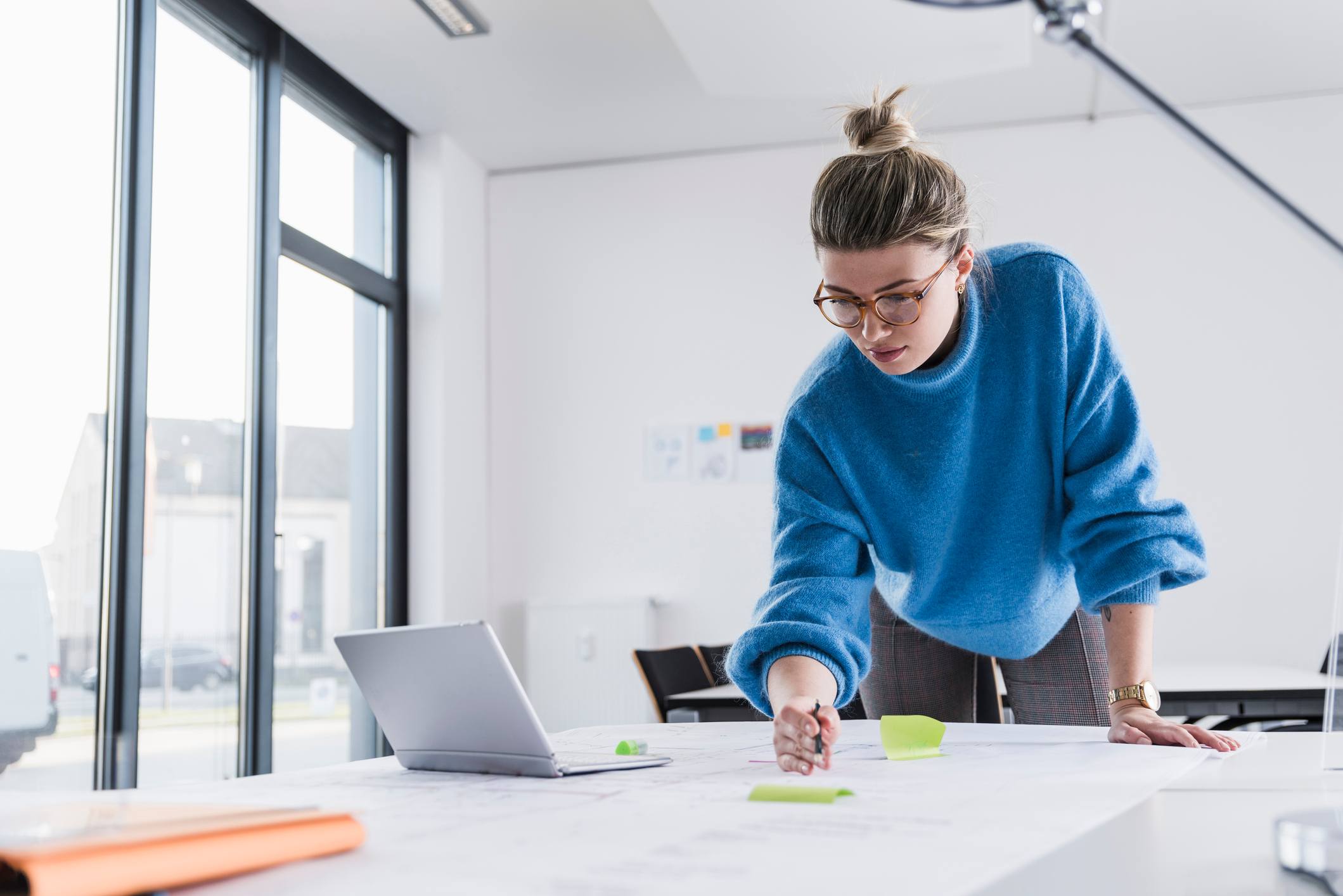 What is Lateral Thinking? Definition & 7 Techniques to Do It Right