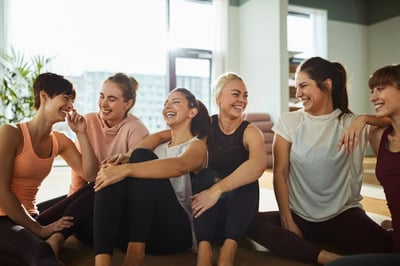 Group-of-women-in-fitness-class-qualities-of-a-good-friend