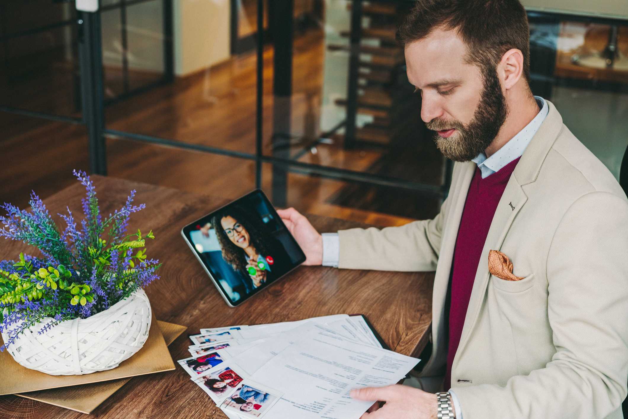 Human-Resources-manager-recruiting-on-video-call-bad-at-job-interviews