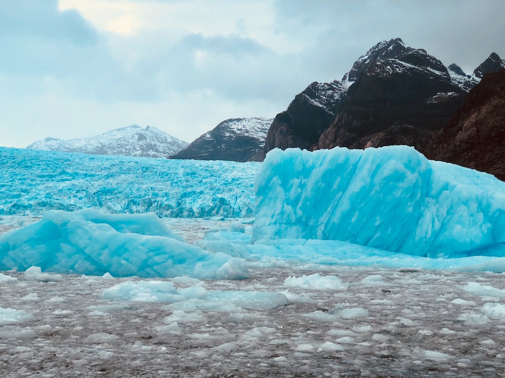 Icebergs-and-mountains