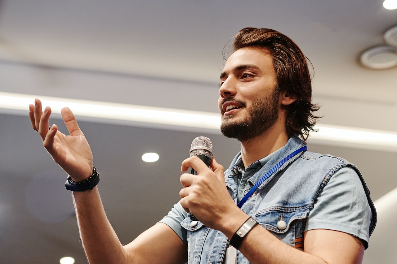 How to Write a Good Speech: 10 Steps and Tips