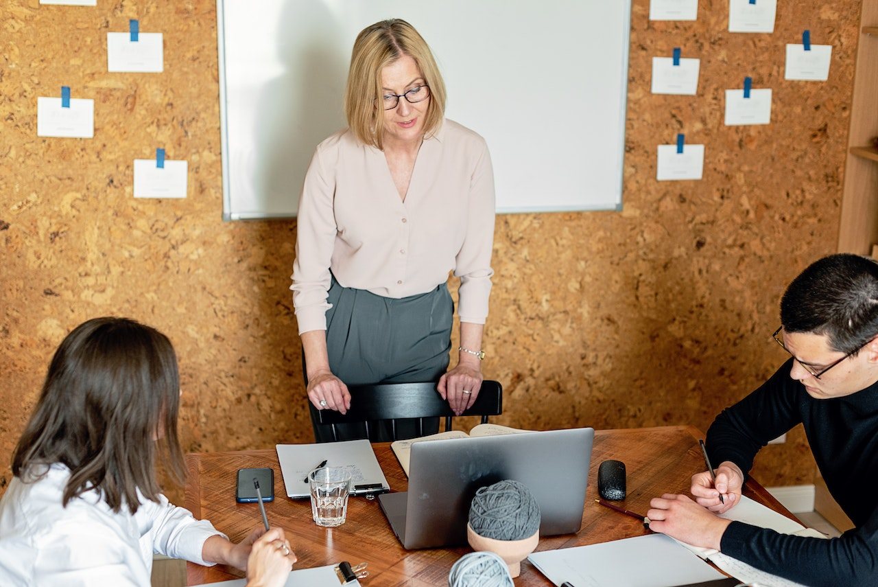 Manager-talking-to-her-peers-at-office-social-comparison-theory