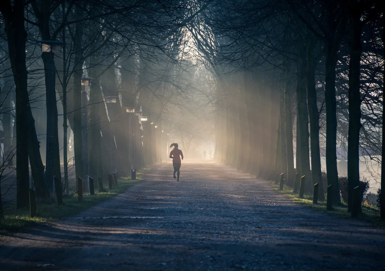 Person-Running-in-nature-at-dawn-the-5am-club