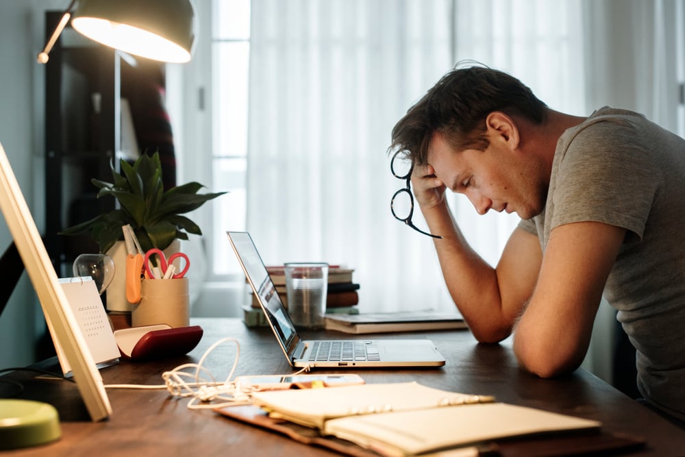 Stressed-men-holding-glasses-acute-stress