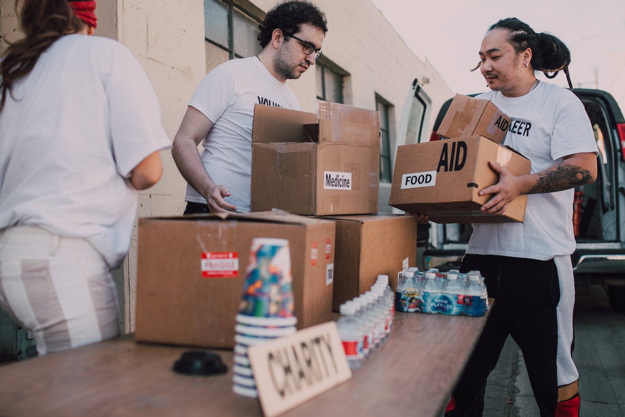 Two-men-at-volunteering-center-carrying-boxes-resume-dos-and-donts