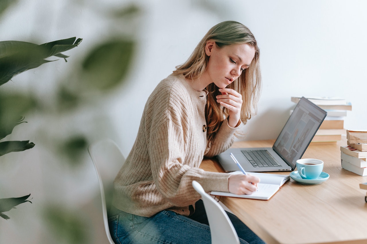 How to Write a Good Speech: 10 Steps and Tips