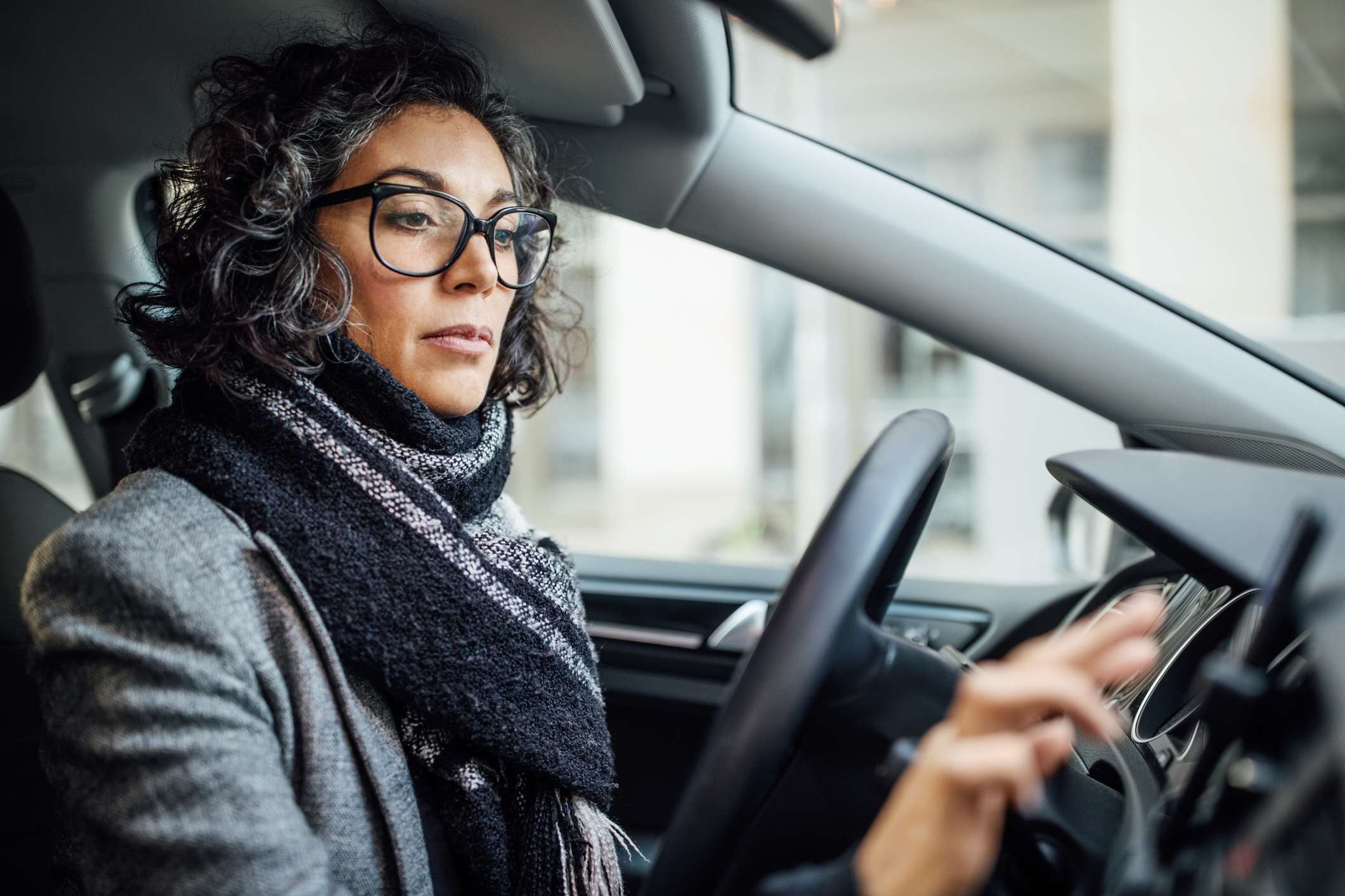 Woman-behind-the-wheel-using-phone-for-navigation-purpose-of-fear