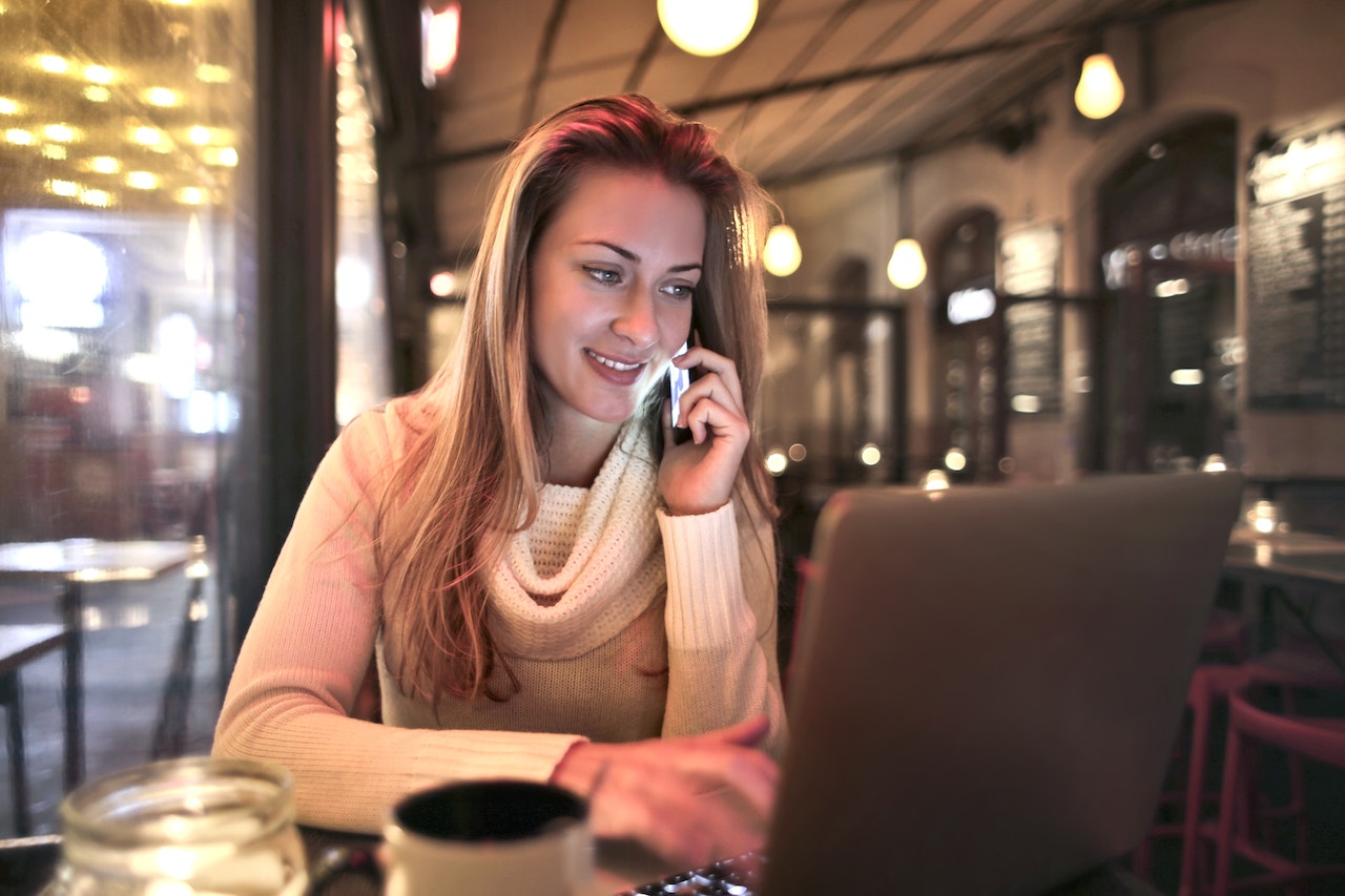 Woman-on-the-phone-smiling-how-to-handle-homesickness