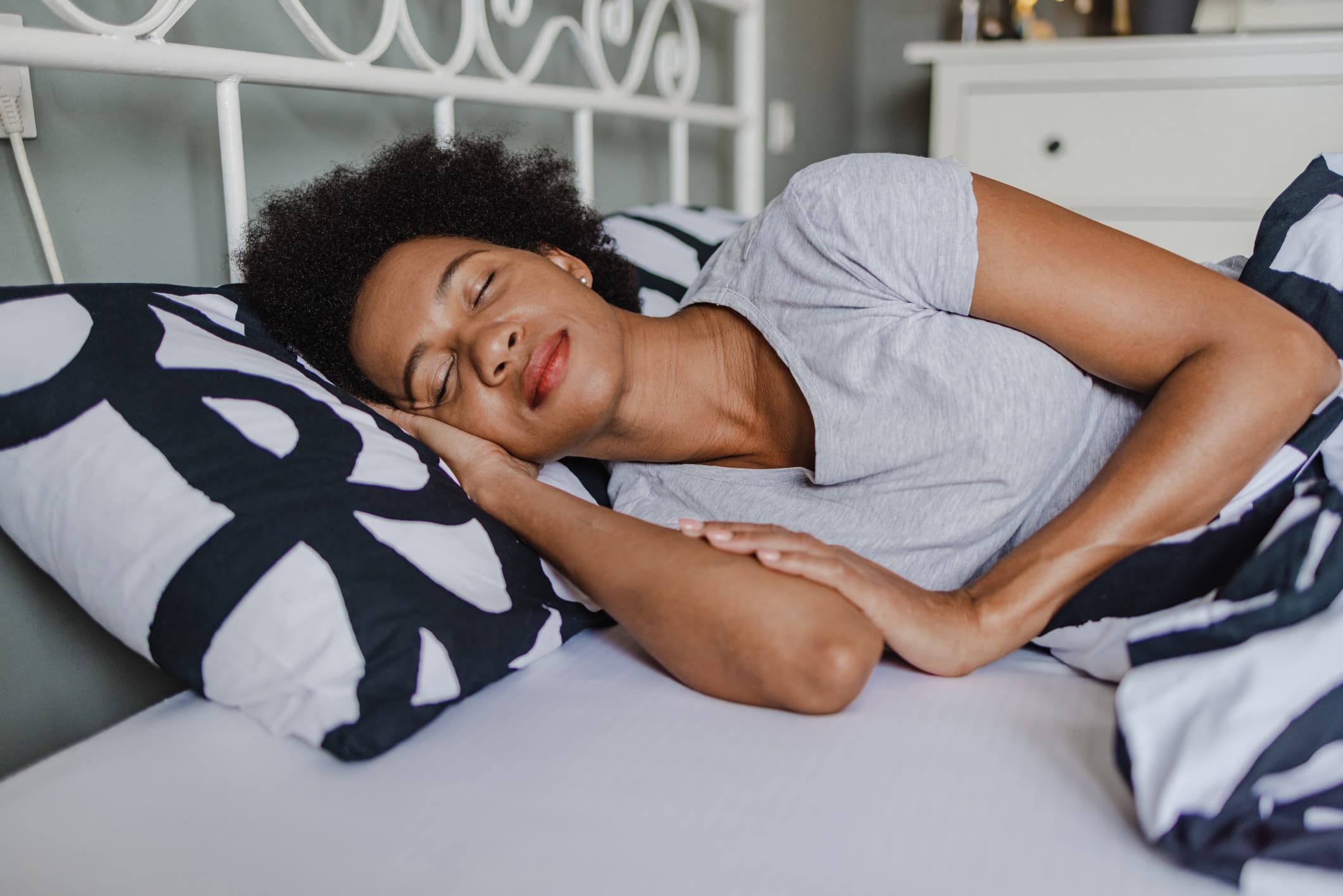 Woman-sleeping-in-bed-how-to-be-content-with-life