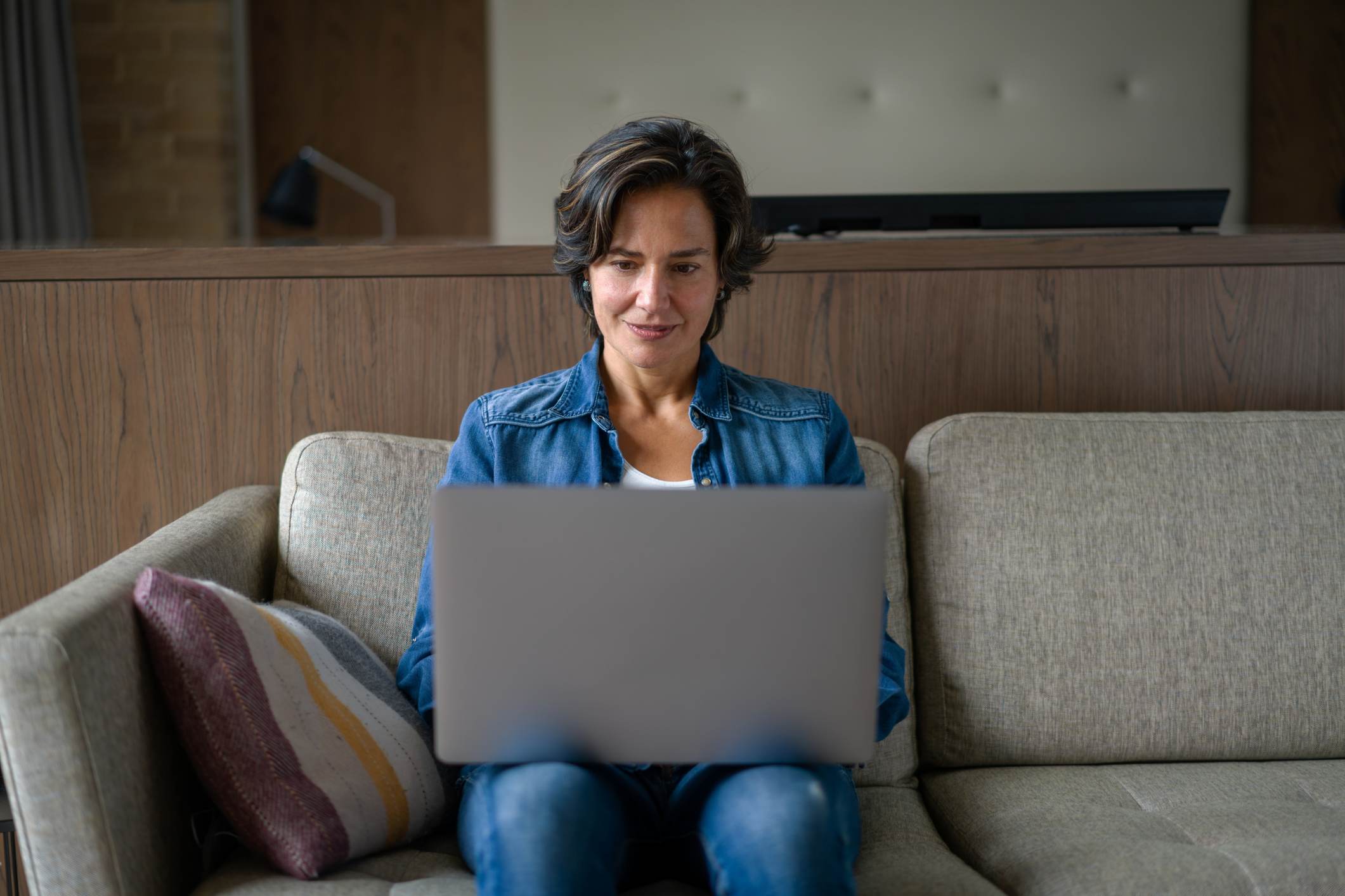 8 Tips on How to Write a Professional Email (With Examples)