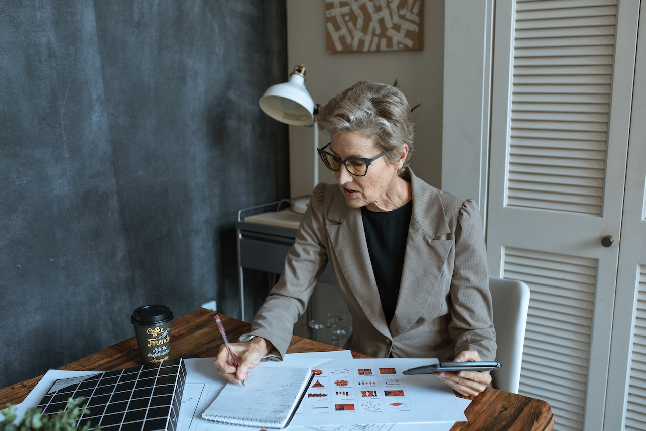 Woman-writing-down-her-tasks-at-her-desk-why-cant-i-keep-a-job