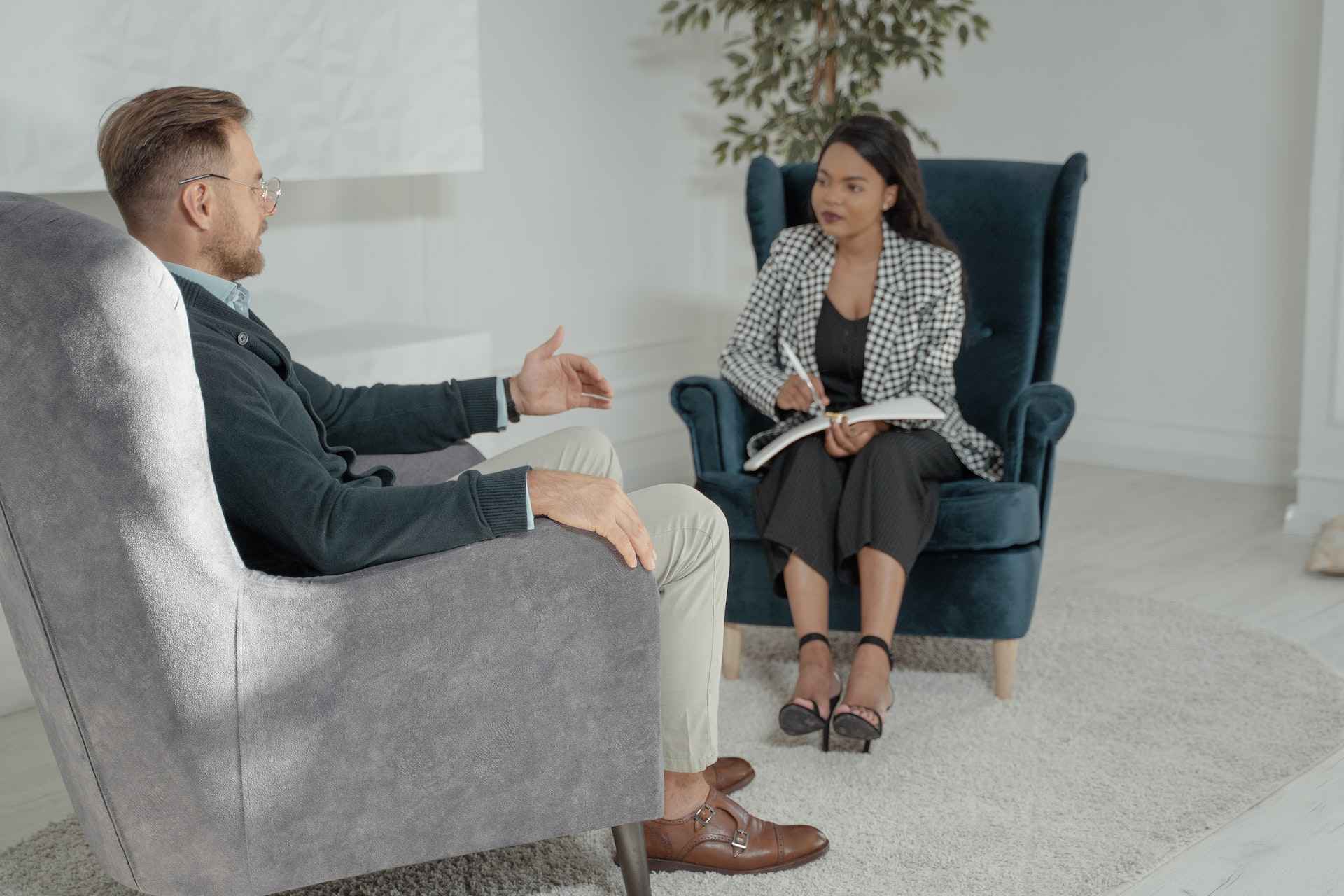 a-man-explaining-his-skills-to-an-interviewer-how-to-conduct-an-interview