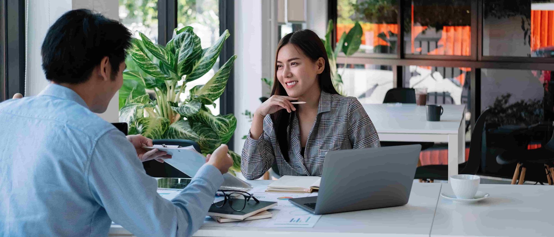 Working as a Contractor Versus Employee: Pros and Cons