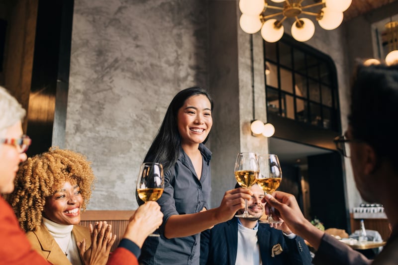 casual-business-meeting-in-restaurant-drinking-wine-toasting-entrepreneur-tips
