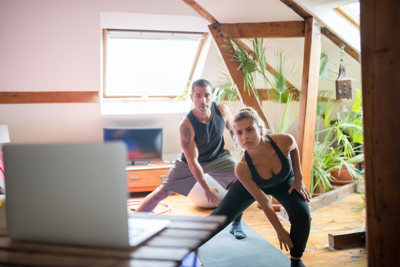couple-doing-home-work-out-daily-schedule