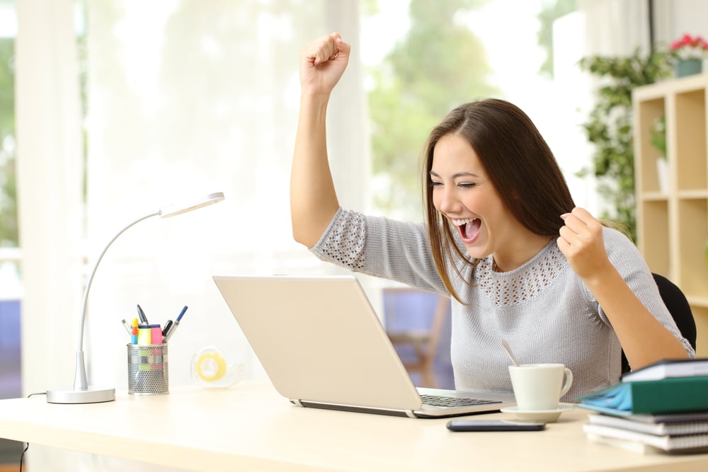 Eufórico-Vencedor-Assistindo-Laptop-On-Desk-Como-Superar-Medo-Do-Fracasso