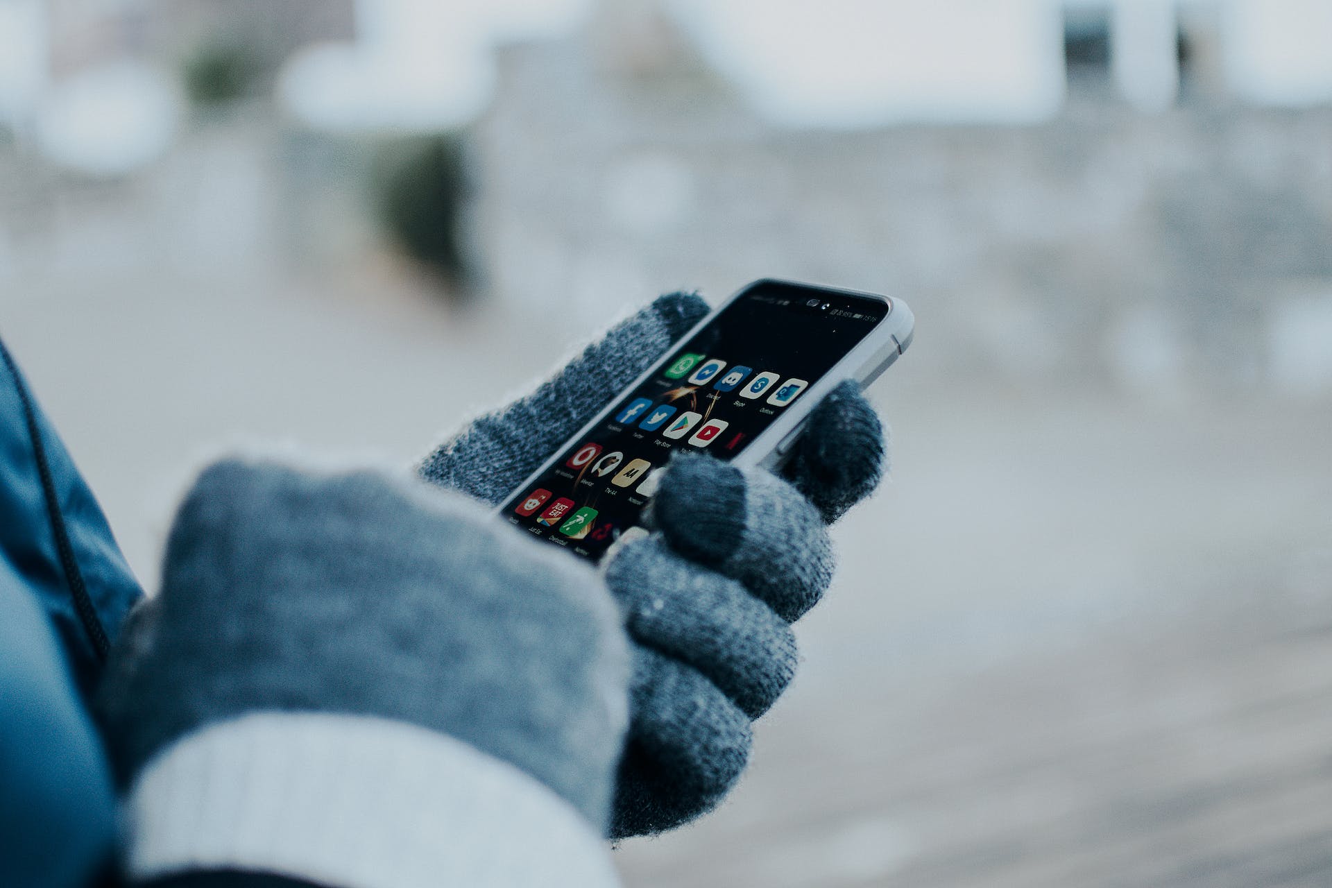 gloves-and-a-phone-using-in-the-winter-apps-to-help-you-focus