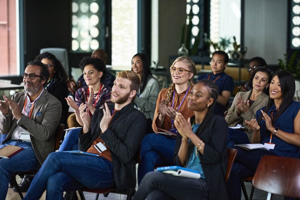 GRUPO-DE-DIVERSAS-PESSOAS-APLAUDINDO-NA-CONFERÊNCIA-COMO-SER-MAIS-PERSUASIVO