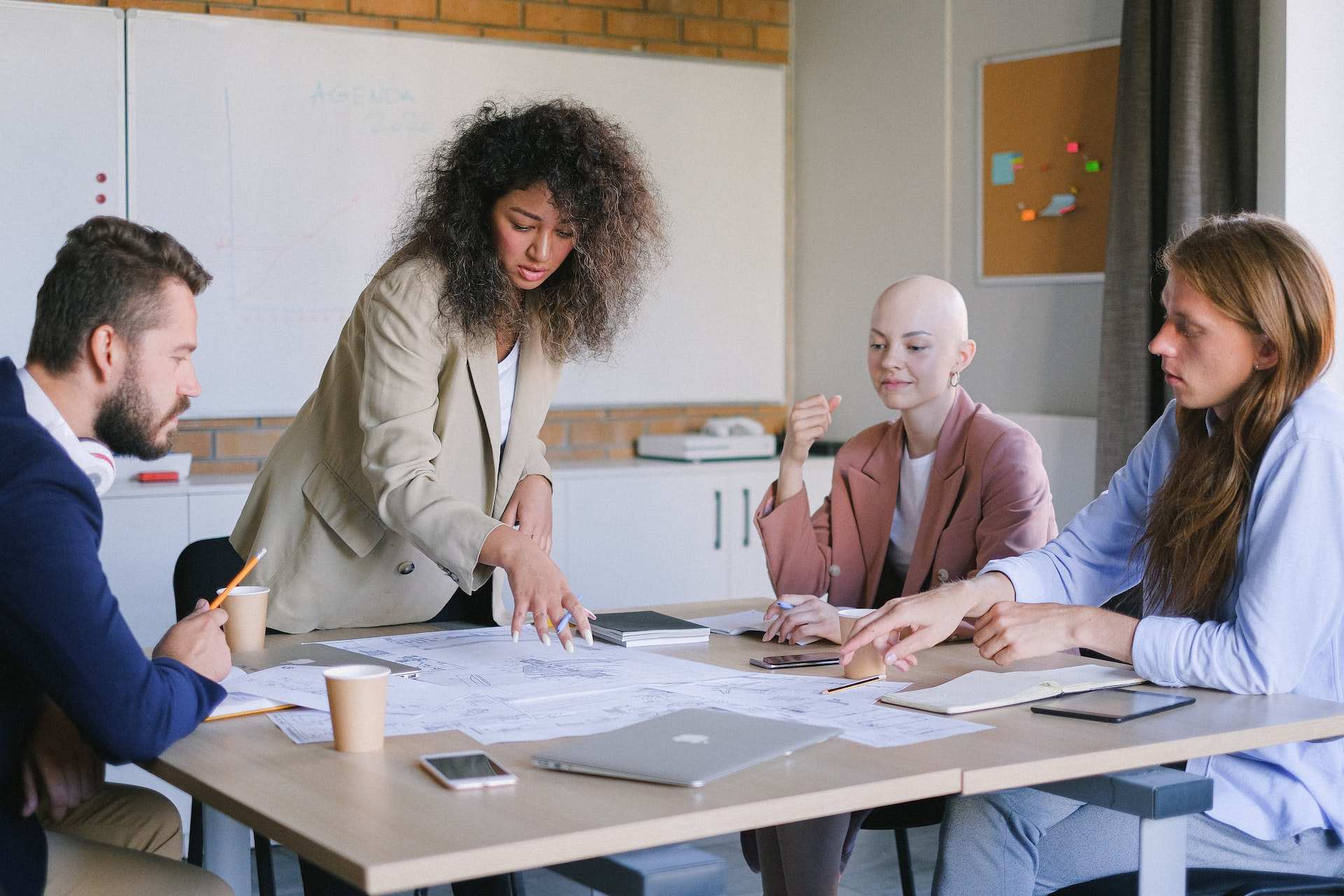 group-of-workers-working-in-office-organization-apps