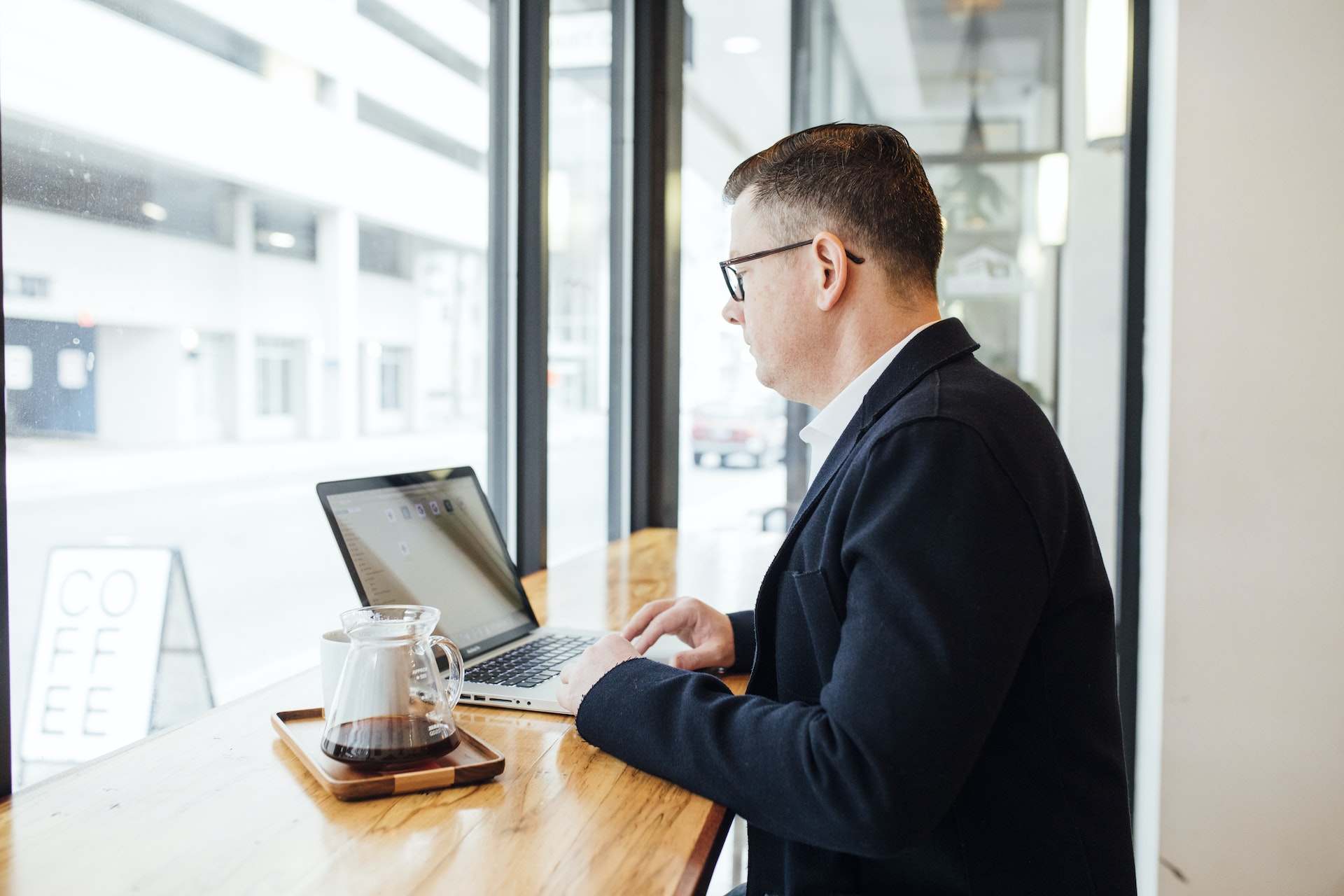 guy-working-with-his-laptop-in-a-store-benefits-of-ai