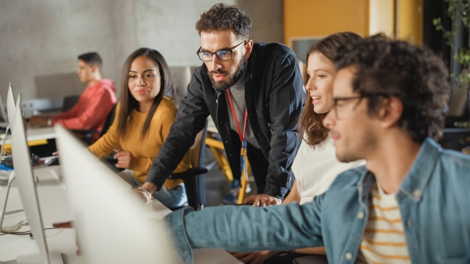 male-employee-advising-their-coworkers-action-verbs-for-resume