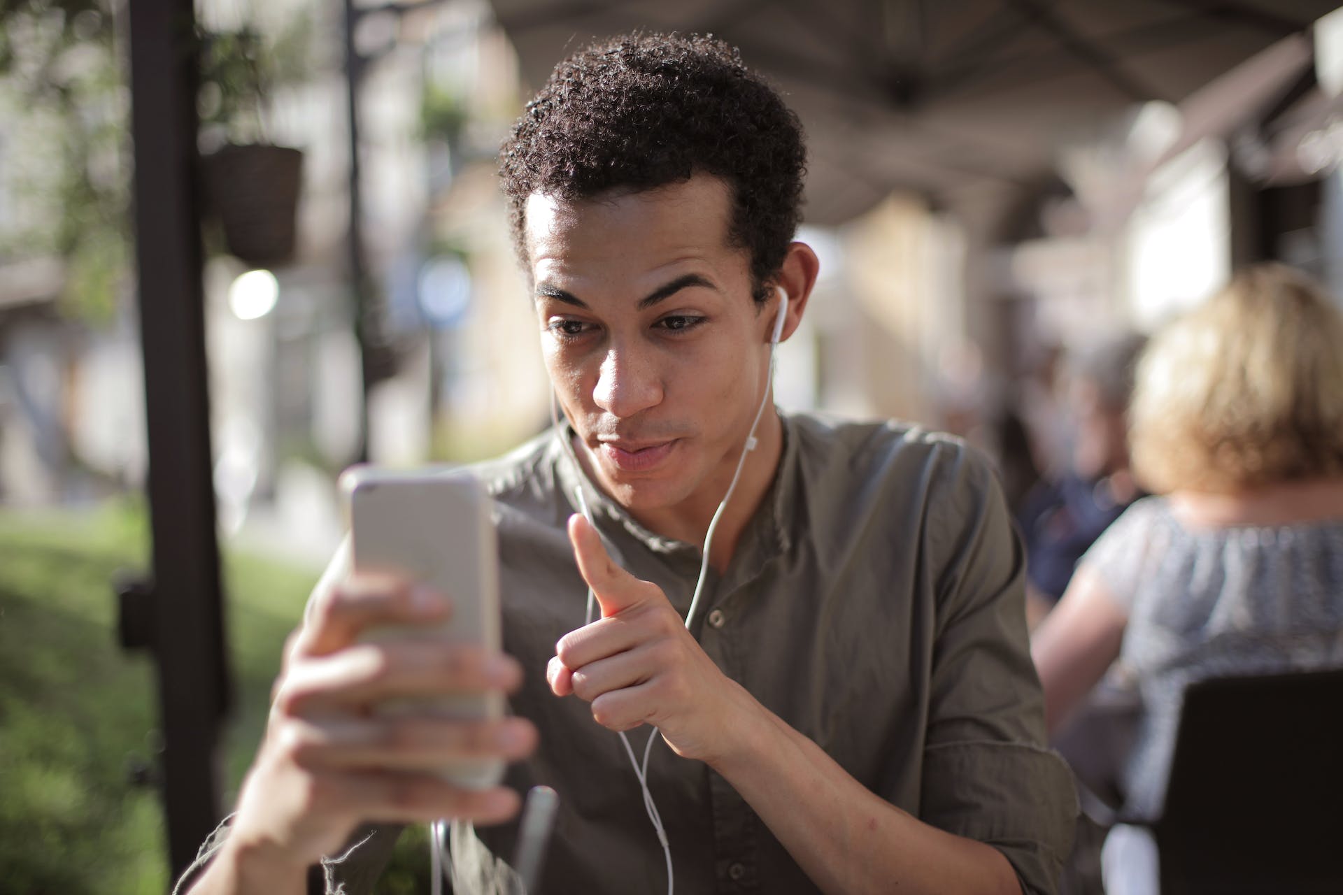 man-talking-at-phone-with-headphones-apps-to-help-you-focus