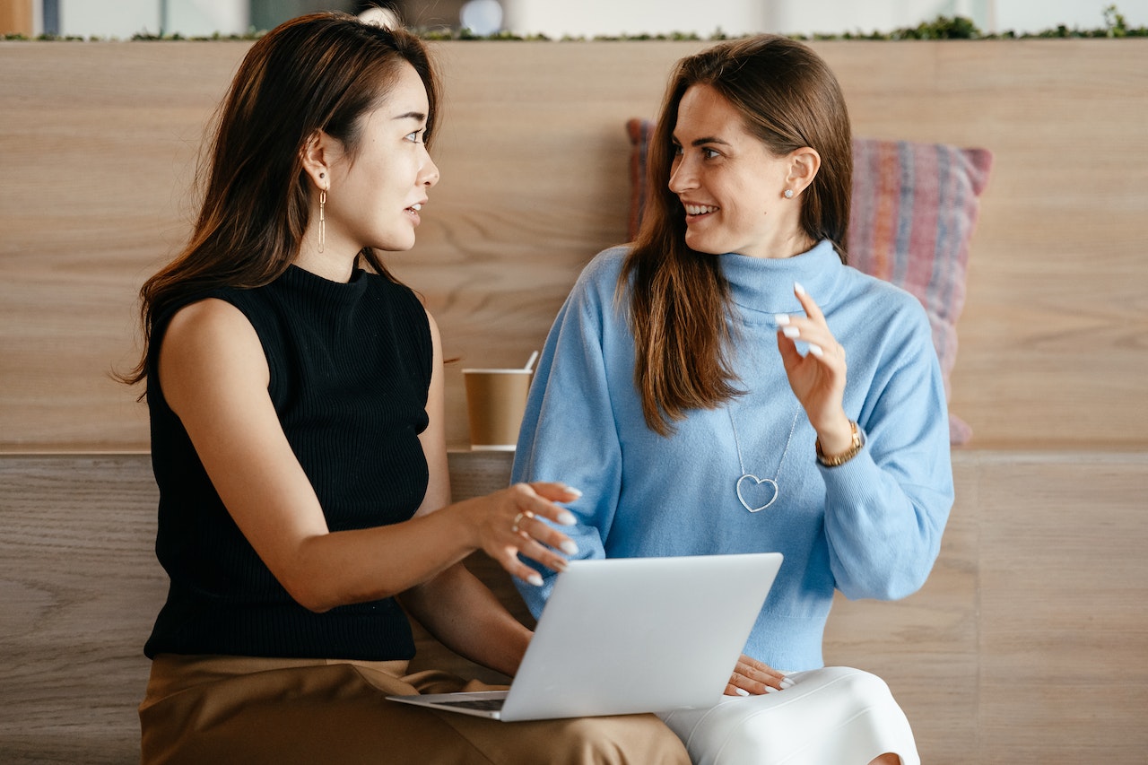 manager-and-employee-chatting