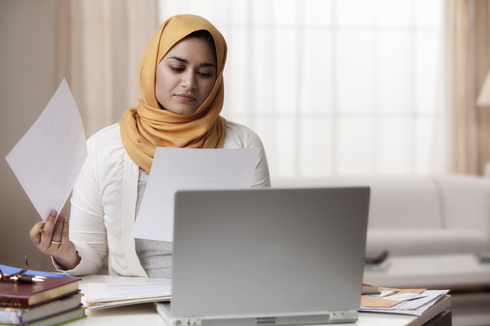 musulim-woman-working-from-home-full-time-vs-part-time-benefits (1)