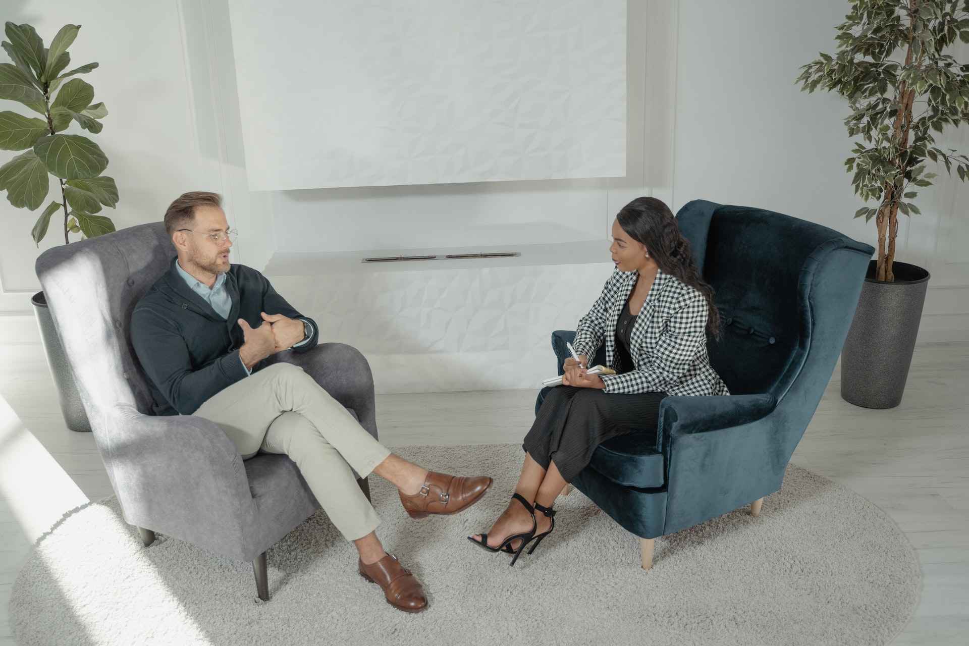 one-woman-interviewing-a-man-how-to-conduct-an-interview