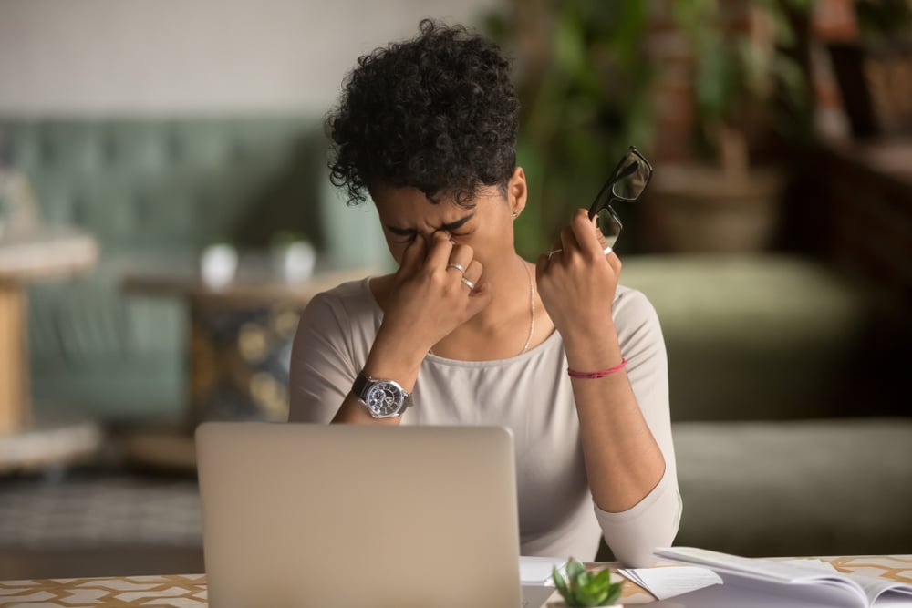 overworked-tired-female-worker-what-is-brain-fog