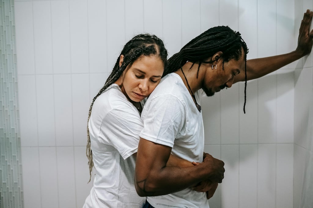 woman-hugging-a-man-from-behind-anxious-attachment