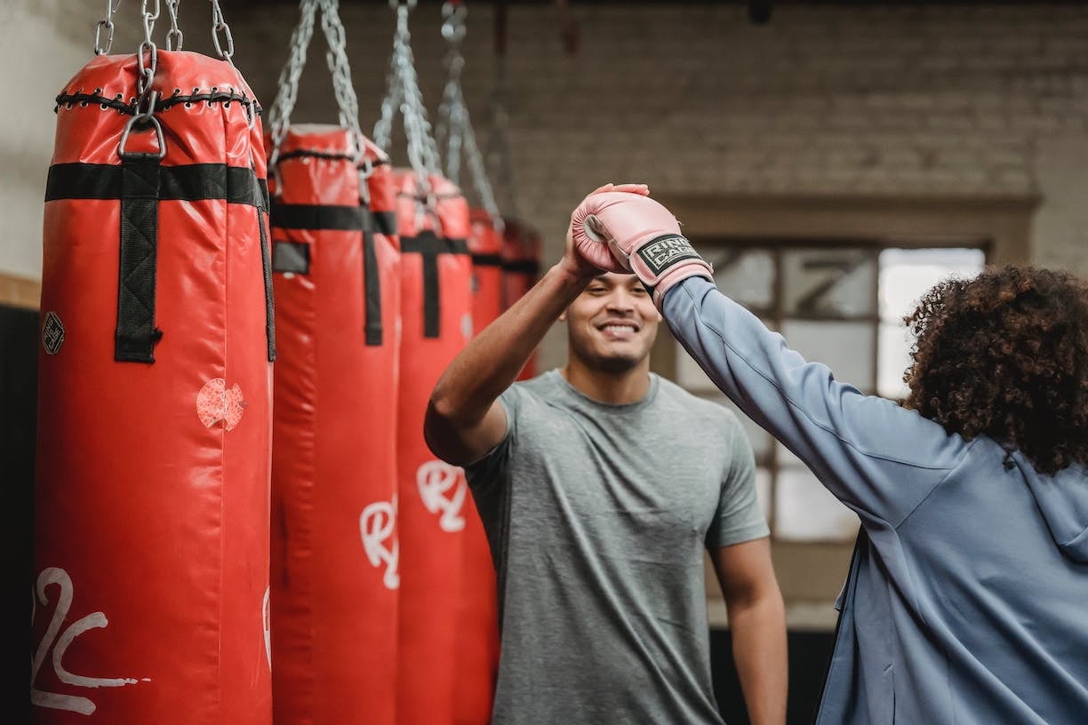 two-people-in-gym-combat-feelings-of-failure