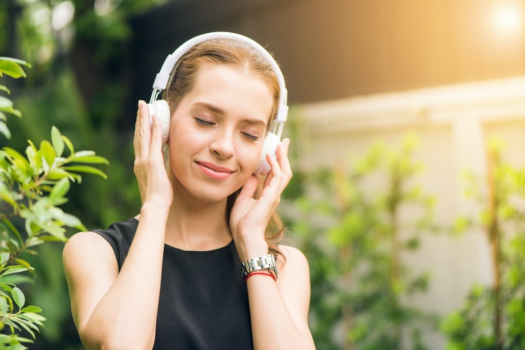 Women-with-headphones-listening-to-calming-music