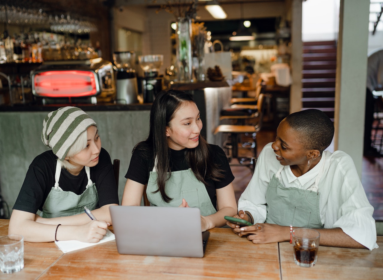 three-coworkers-using-laptop-together-at-workplace-appreciation-for-good-work-messages